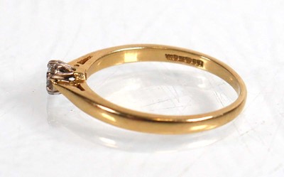 Lot 582 - An 18ct yellow gold ring set brilliant cut...