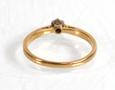 Lot 582 - An 18ct yellow gold ring set brilliant cut...