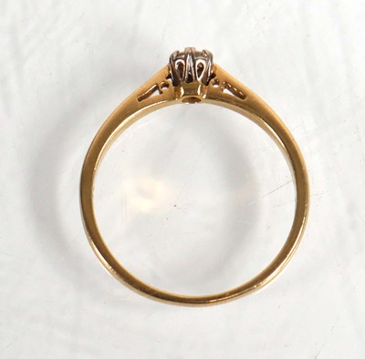 Lot 582 - An 18ct yellow gold ring set brilliant cut...