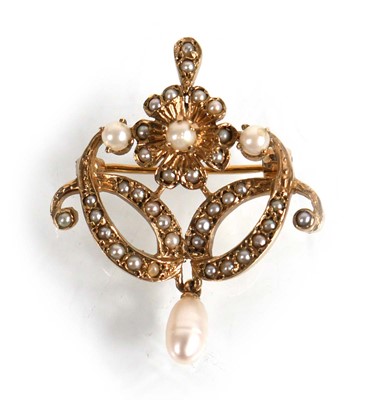 Lot 584 - A 9ct yellow gold pendant brooch of Rococo...