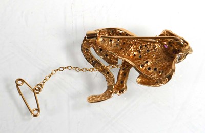 Lot 586 - A 9ct yellow gold brooch modelled as a cheetah...