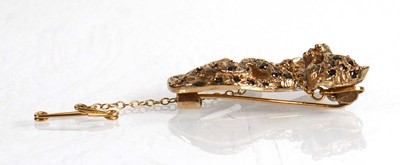 Lot 586 - A 9ct yellow gold brooch modelled as a cheetah...