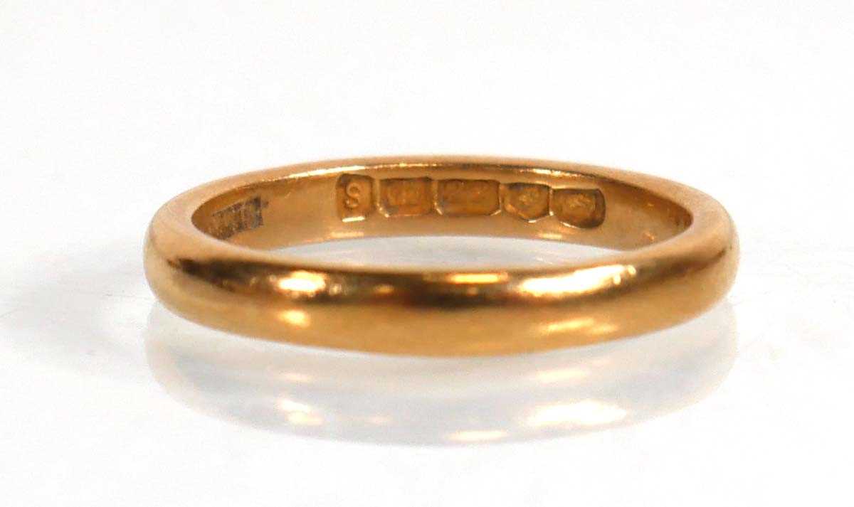 Lot 588 - A 22ct yellow gold wedding band, band w. 3 mm,...