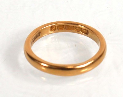 Lot 588 - A 22ct yellow gold wedding band, band w. 3 mm,...