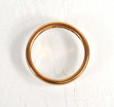 Lot 588 - A 22ct yellow gold wedding band, band w. 3 mm,...