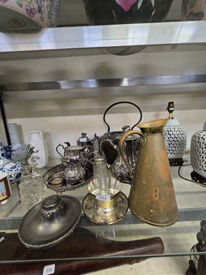 Lot 331 - A large assortment of metal and other ware to...