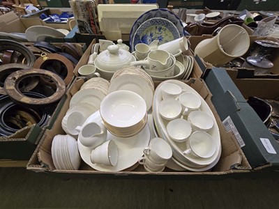 Lot 429 - Two trays of ceramic ware to include gold...