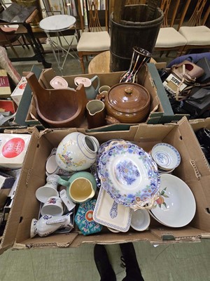 Lot 450 - Two trays of mid-20th century ceramic ware to...