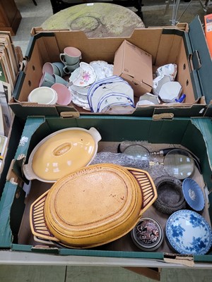 Lot 452 - Two trays of ceramic ware to include cups,...