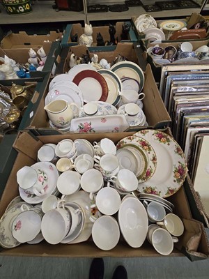 Lot 471 - Two trays of ceramic ware to include plates,...