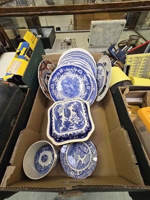 Lot 481 - A tray of blue and white ceramic ware to...