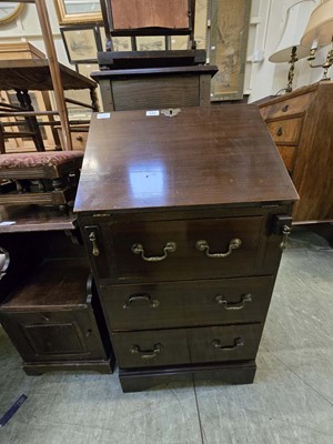 Lot 135 - A mid-20th century mahogany fall front bureau