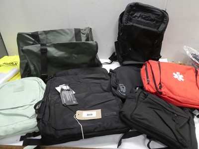 Lot 3513 - Mountain Warehouse holdall and 6 assorted...