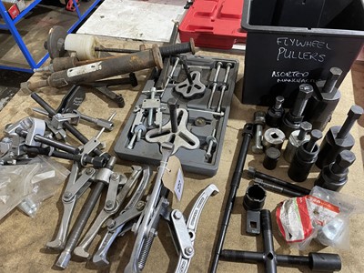 Lot 81 - Collection of various pullers and accessories