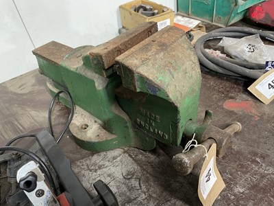 Lot 44 - Record No.24 engineers bench vice