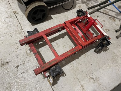 Lot 172 - Red hydraulic mobile scissor lift jack