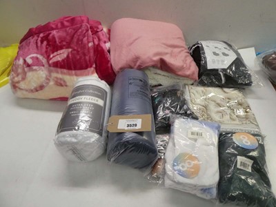 Lot 3520 - Double duvet, double fitted sheet, throws,...