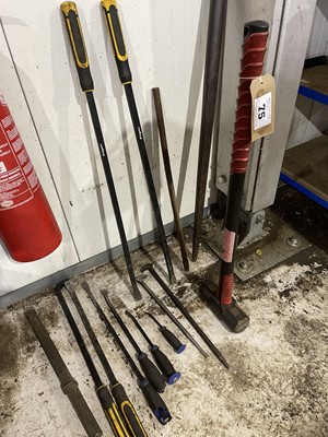 Lot 75 - 14lb sledge hammer together with a range of...