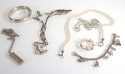 Lot 592 - A group of silver and metalware jewellery...