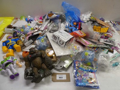 Lot 3621 - Large bag of novelty toys, action figures,...