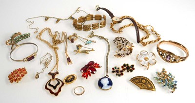 Lot 594 - A group of costume jewellery including an...