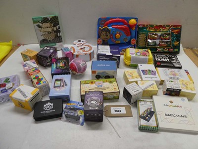 Lot 3624 - Selection of assorted toys and games