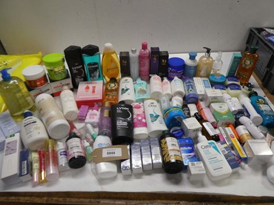 Lot 3644 - Large bag of toiletries including hair...