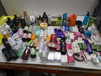 Lot 3646 - Large bag of toiletries including hair...