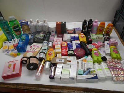 Lot 3648 - Large bag of toiletries including bath soak,...