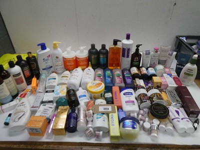 Lot 3658 - Large bag of toiletries including shaving...