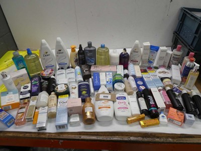 Lot 3660 - Large bag of toiletries including hair...