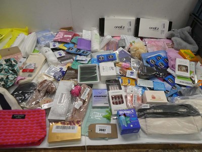 Lot 3667 - Bag of beauty accessories including sleep...