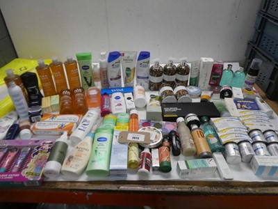 Lot 3673 - Large bag of toiletries including hair...