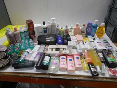 Lot 3686 - Large bag of toiletries including body wash,...