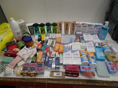 Lot 3690 - Bag of assorted toiletries including hair...