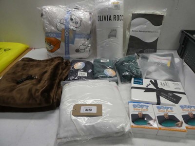 Lot 3723 - Oodie, King duvet set, mattress protector,...