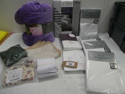 Lot 3737 - Double duvet sets, flat & fitted sheets,...