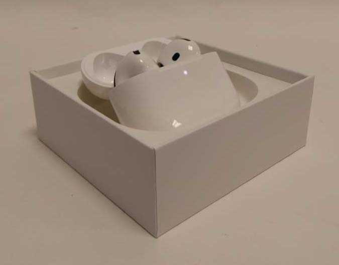 Lot Apple AirPods 4, boxed with charging case