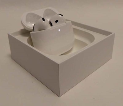 Lot Apple AirPods 4, boxed with charging case