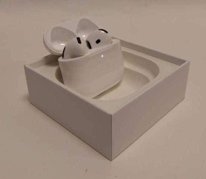 Lot Apple AirPods 4, boxed with charging case