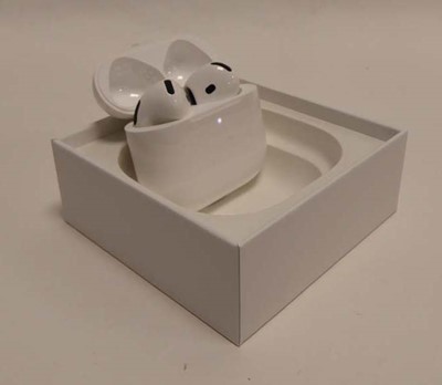 Lot Apple AirPods 4, boxed with charging case