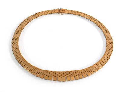 Lot 635 - A 9ct yellow gold bricklink fringe necklace, l....