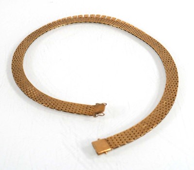 Lot 635 - A 9ct yellow gold bricklink fringe necklace, l....