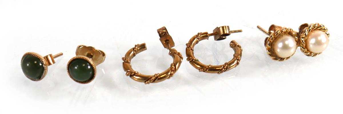 Lot 653 - A pair of 9ct yellow gold ear hoops, l. 1.4 cm...