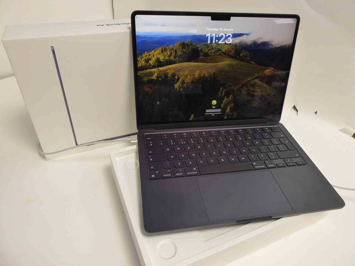 Lot 1219 - Apple MacBook Air 13.6-inch with Apple M2 chip,...