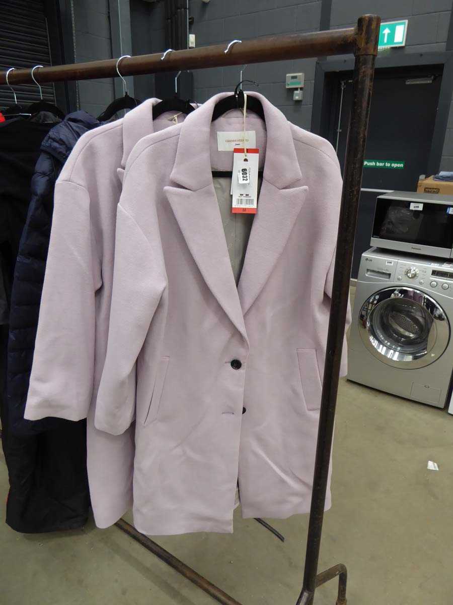 Lot 3404 - Gianni Feraud Lilac coat in size Medium