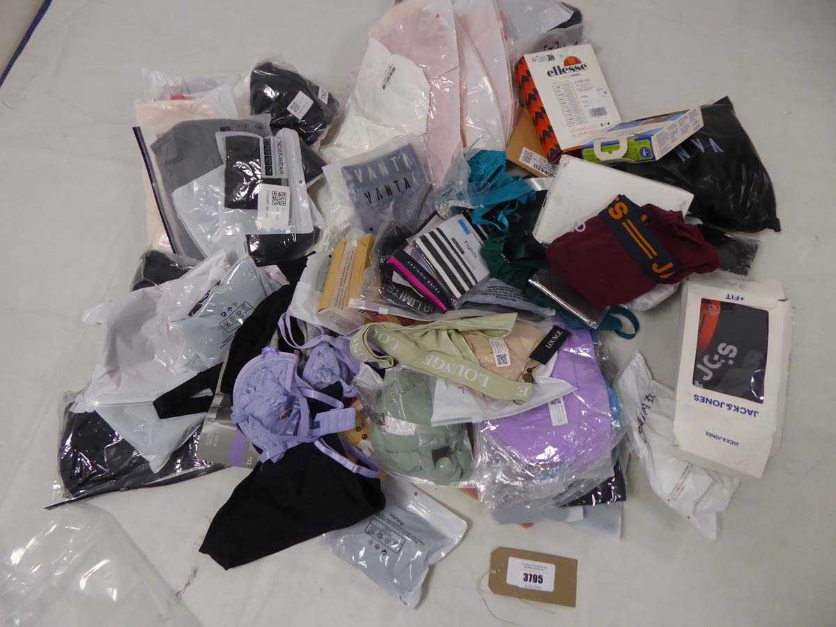 Lot 3795 - Selection of mixed underwear