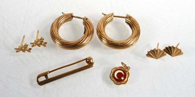 Lot 689 - A pair of 9ct yellow gold ear hoops, a pair of...