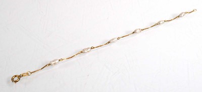 Lot 694 - An 18ct yellow gold boxlink bracelet set six...