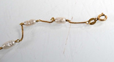 Lot 694 - An 18ct yellow gold boxlink bracelet set six...